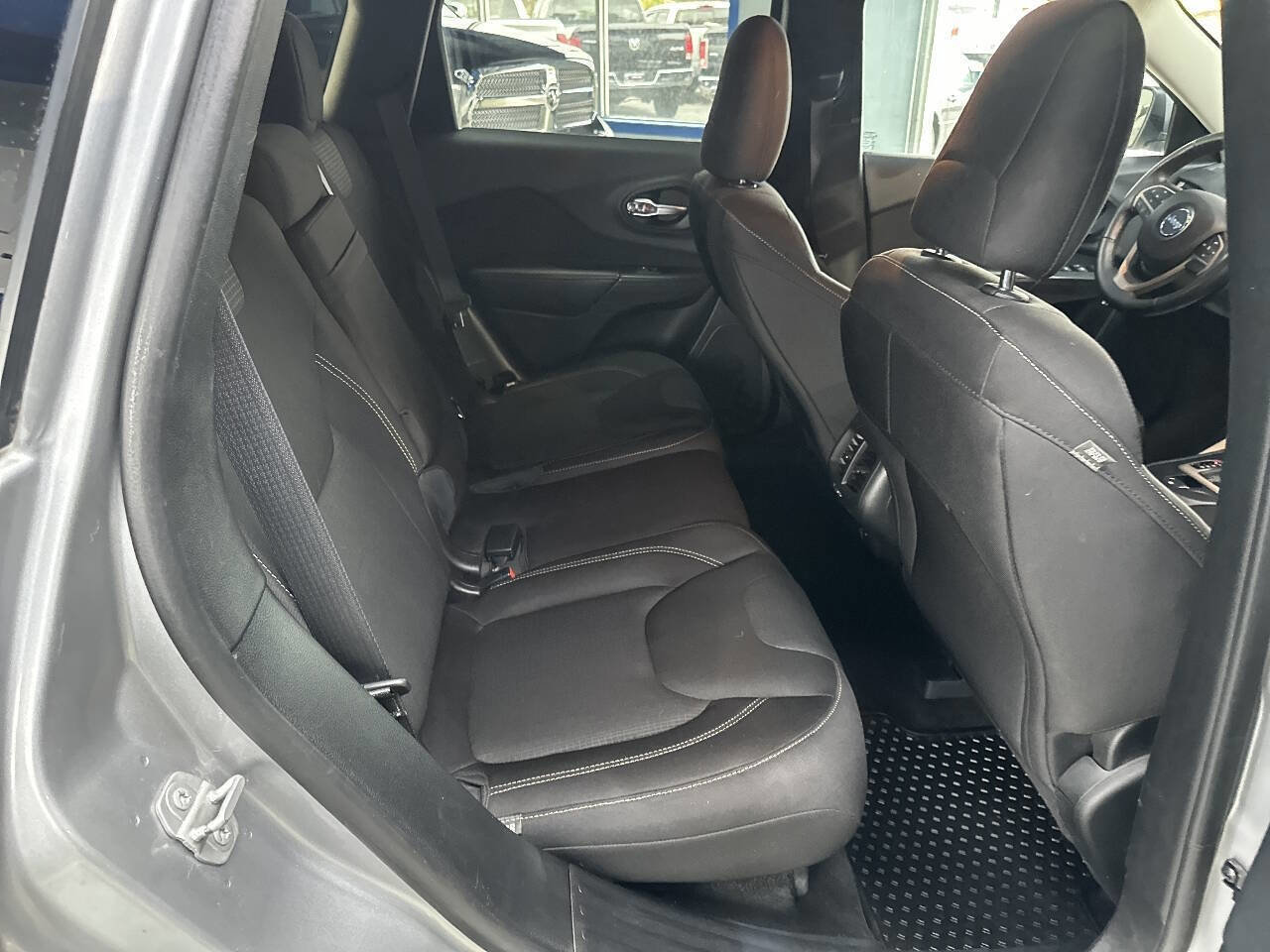 Used 2015 Jeep Cherokee Latitude w/ Comfort/Convenience Group image 19