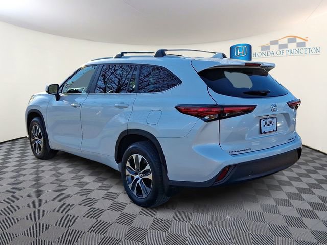 Used 2023 Toyota Highlander XLE image 4