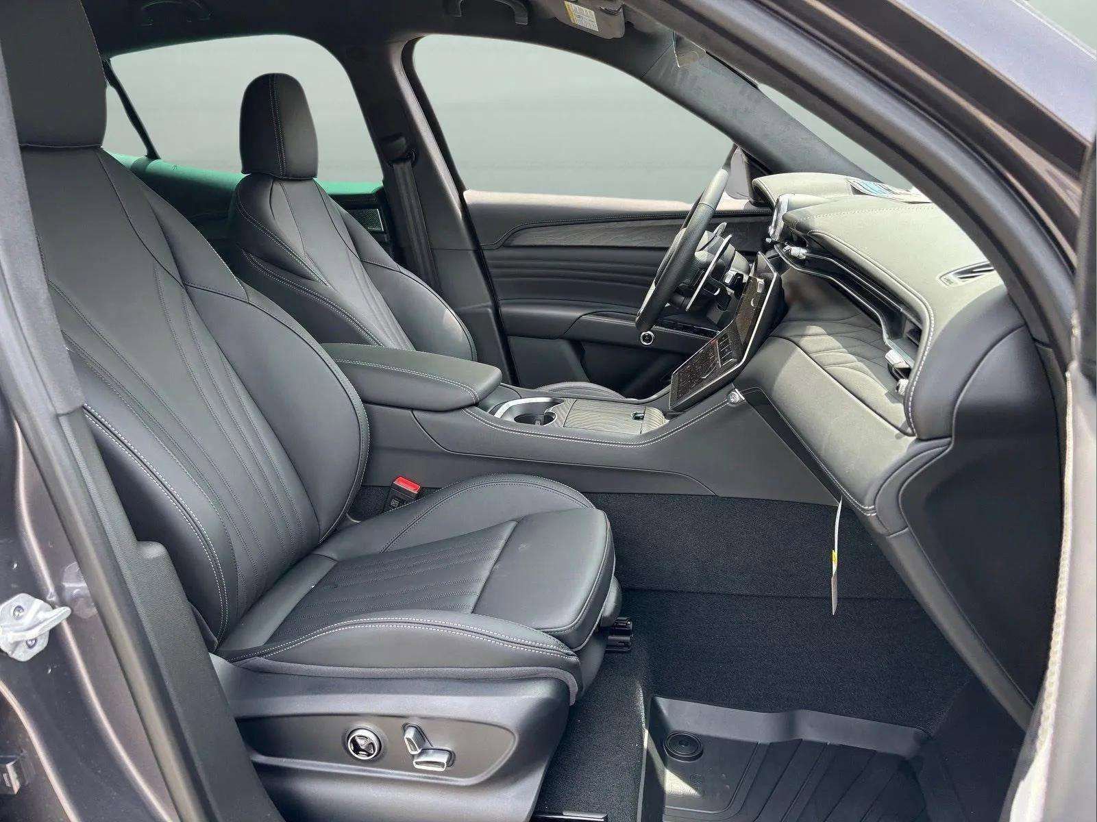 New 2025 Maserati Grecale GT image 16