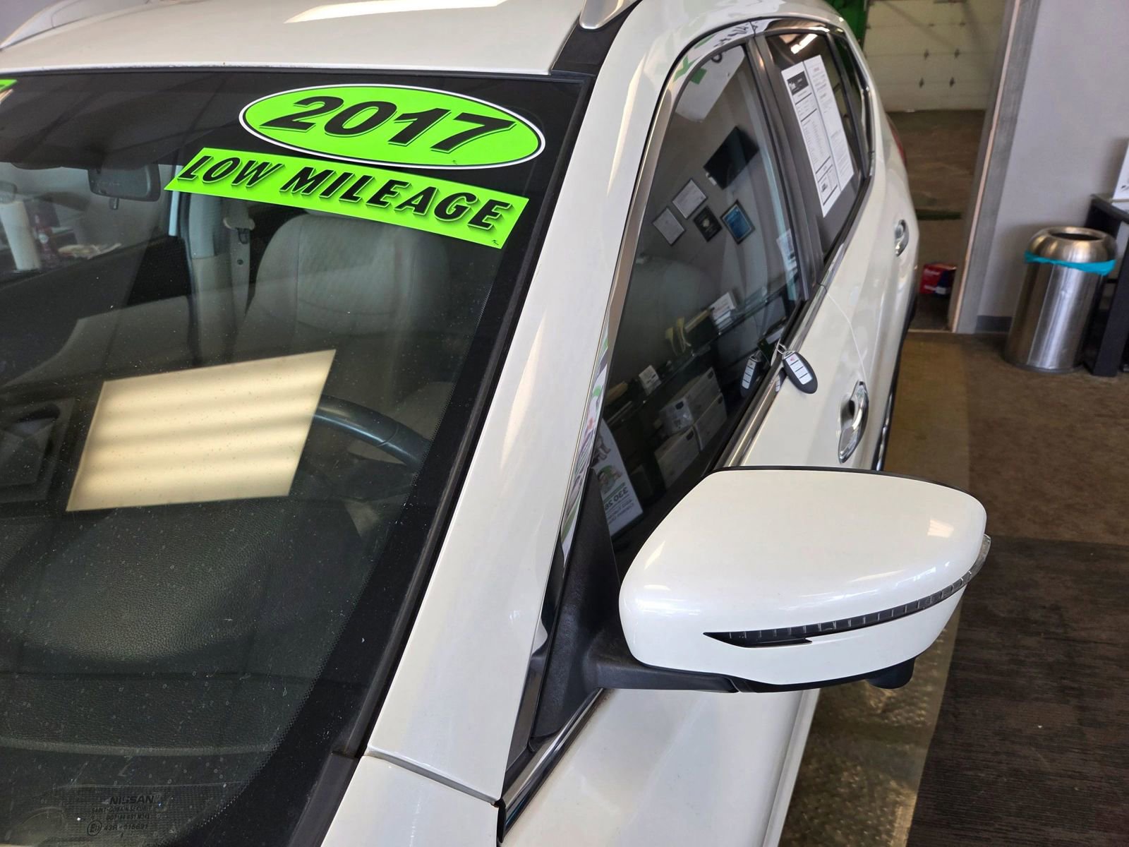 Used 2017 Nissan Rogue SV w/ SV Premium Package image 7