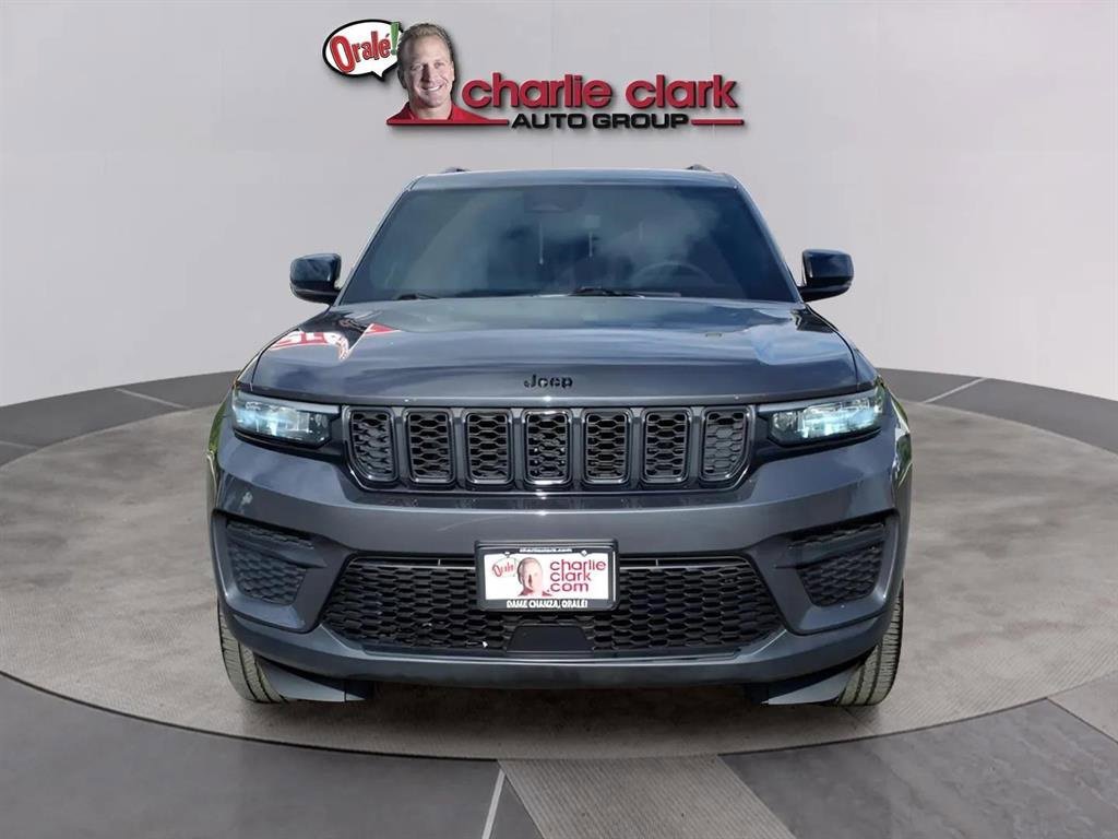Used 2024 Jeep Grand Cherokee Altitude image 8