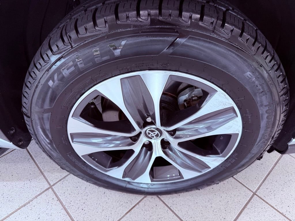 Used 2023 Toyota Highlander XLE FWD image 17