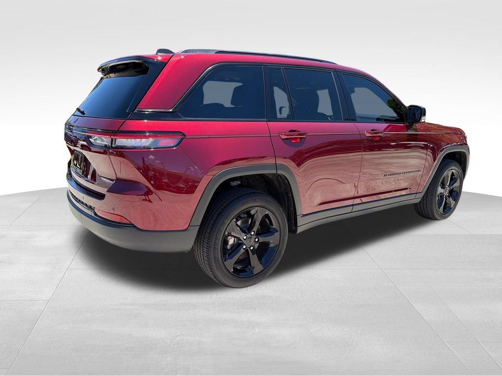Used 2025 Jeep Grand Cherokee Altitude RWD image 8