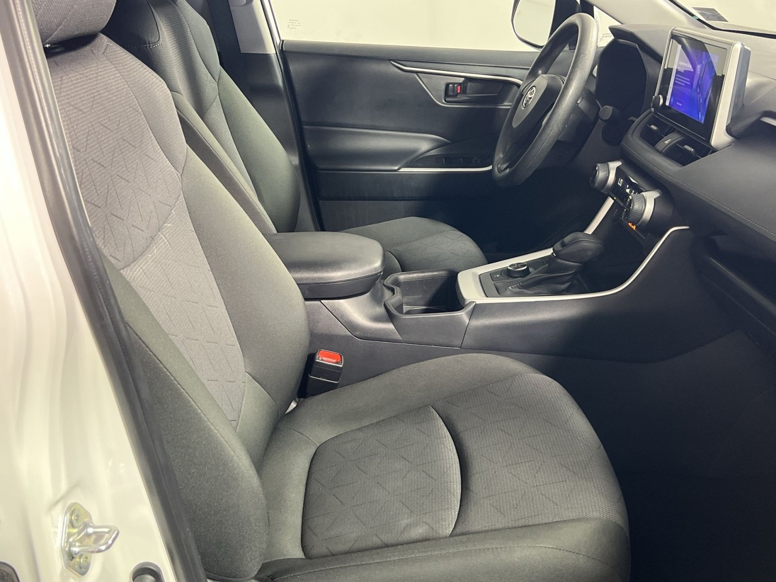 Used 2025 Toyota RAV4 XLE AWD/4WD image 28