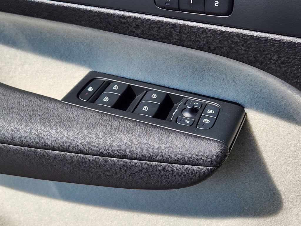 New 2026 Volvo XC40 B5 Plus w/ Protection Package Premier image 4