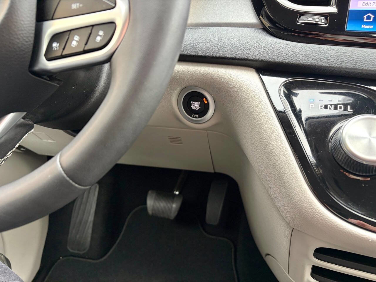 Used 2024 Chrysler Pacifica Touring-L image 23