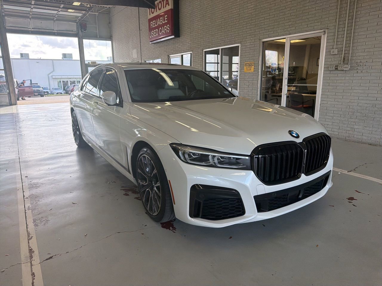 Used 2022 BMW 740i w/ M Sport Package image 4