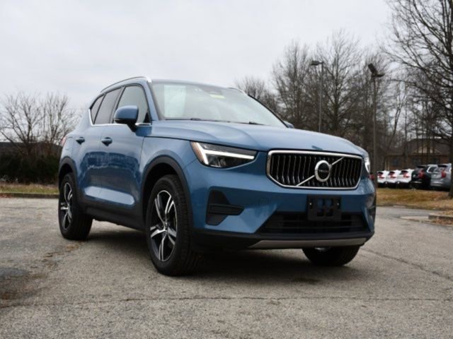 Certified 2025 Volvo XC40 B5 Core AWD/4WD image 28