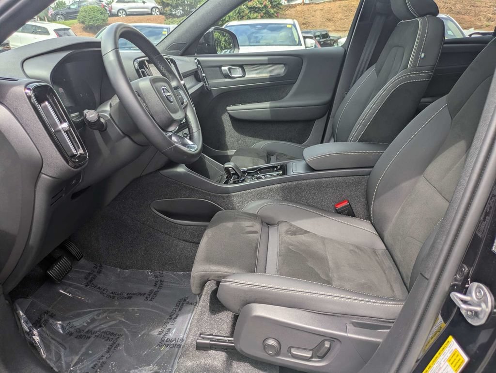 Certified 2025 Volvo XC40 B5 Plus AWD/4WD image 21