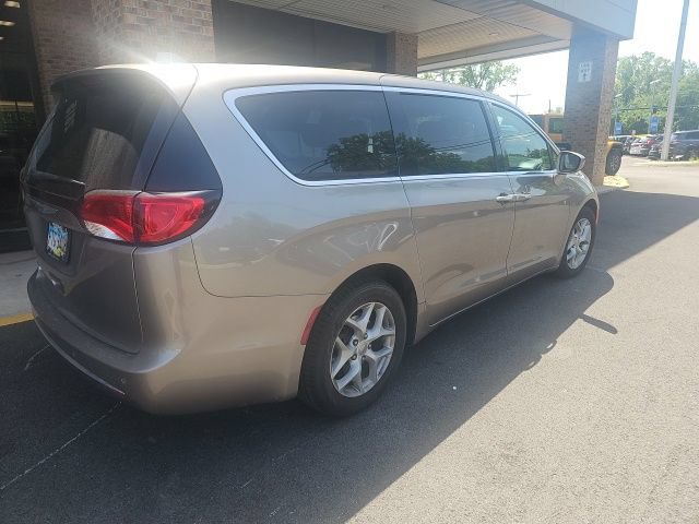 Used 2018 Chrysler Pacifica Touring Plus w/ Tire & Wheel Group FWD image 2