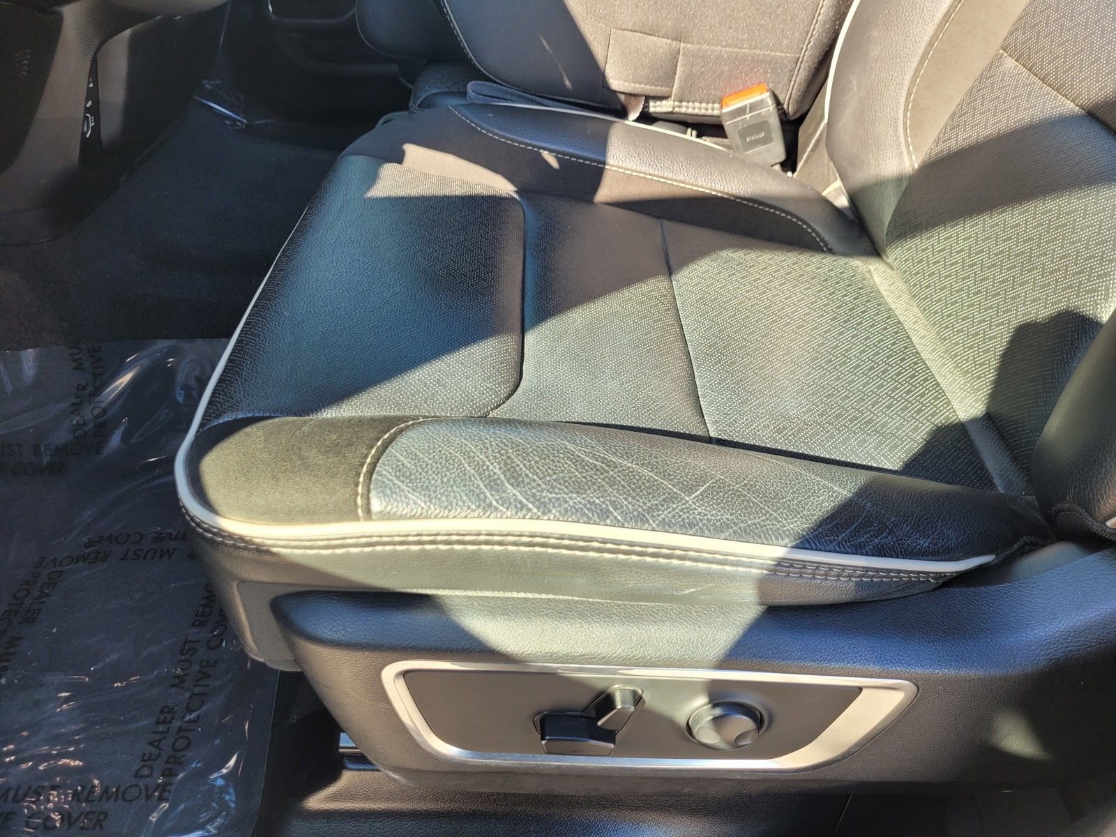 Used 2025 RAM 1500 Laramie AWD/4WD image 17