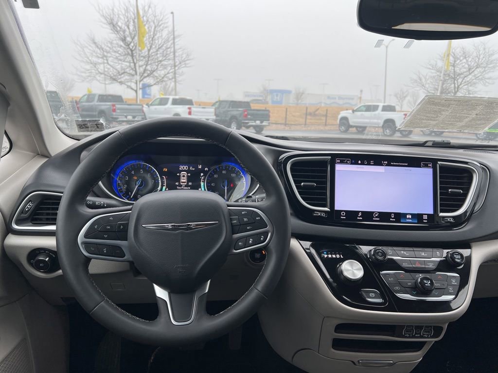 Used 2023 Chrysler Pacifica Touring-L image 29
