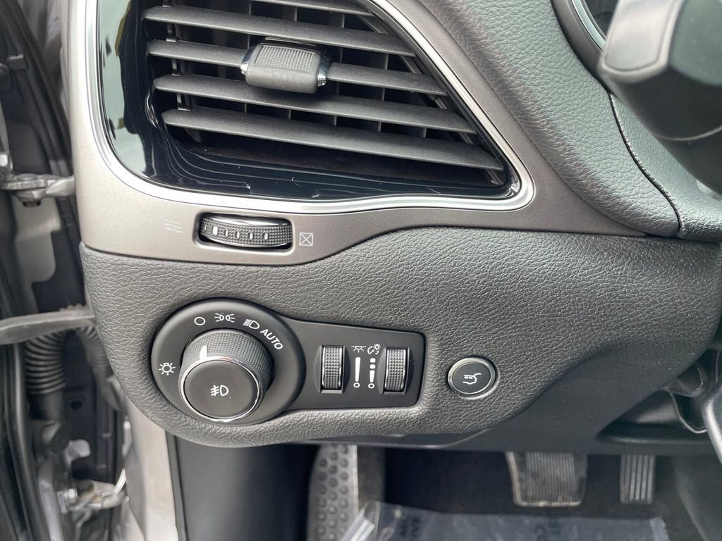 Used 2019 Jeep Cherokee Limited AWD/4WD image 16