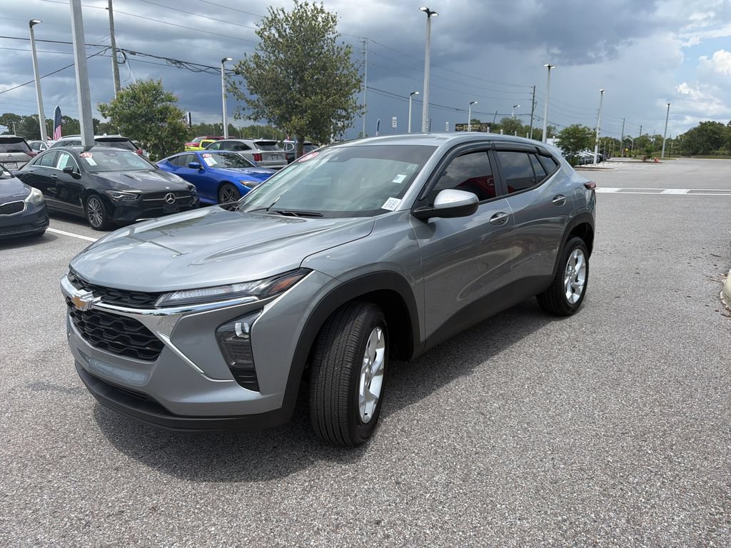 Used 2026 Chevrolet Trax LS w/ LS Convenience Package FWD image 3
