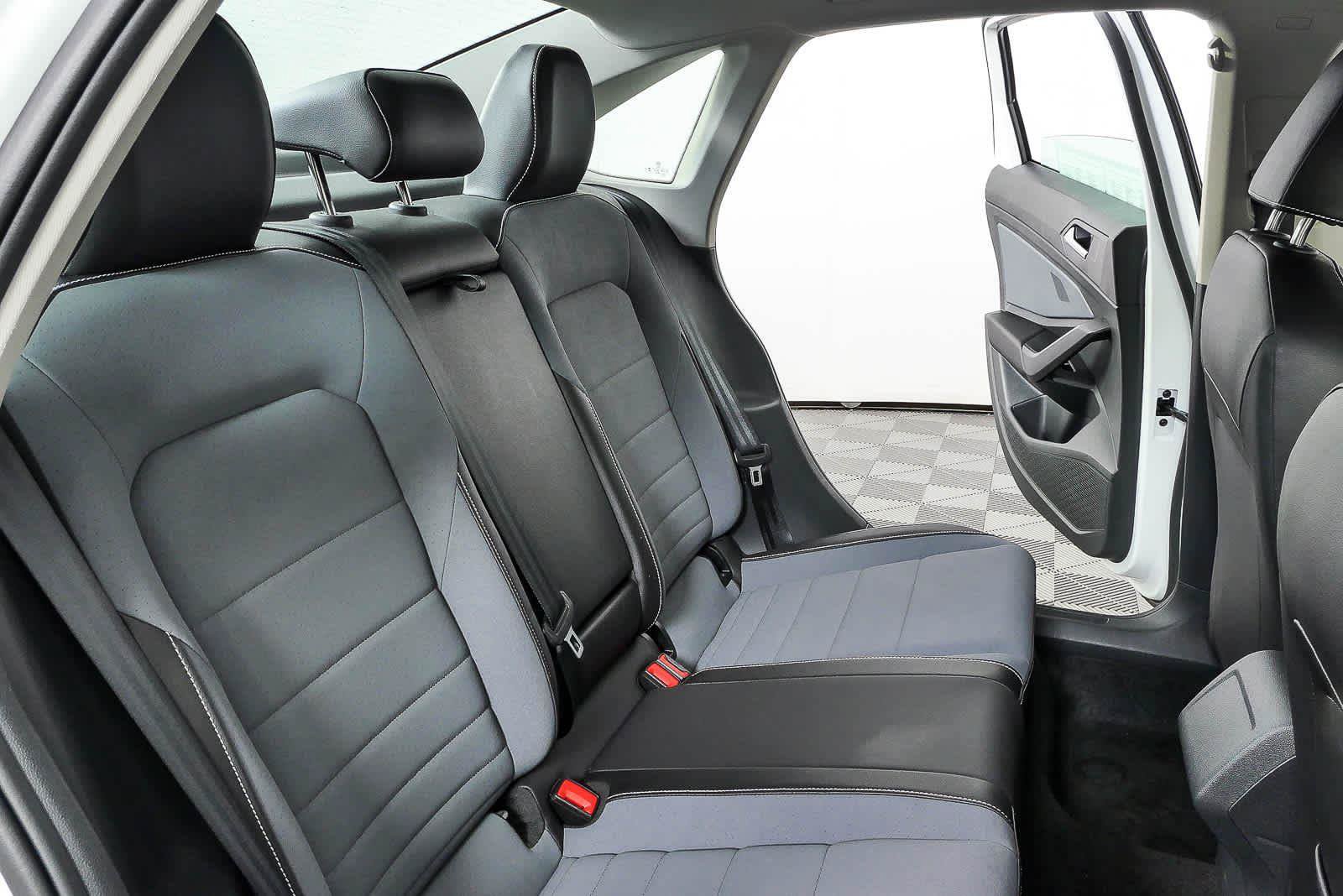 Certified 2025 Volkswagen Jetta SE FWD image 19