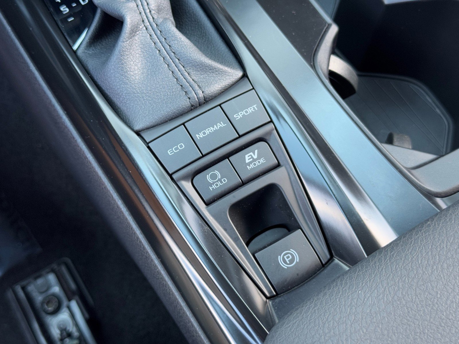 Used 2025 Toyota Camry LE w/ Convenience Package image 29