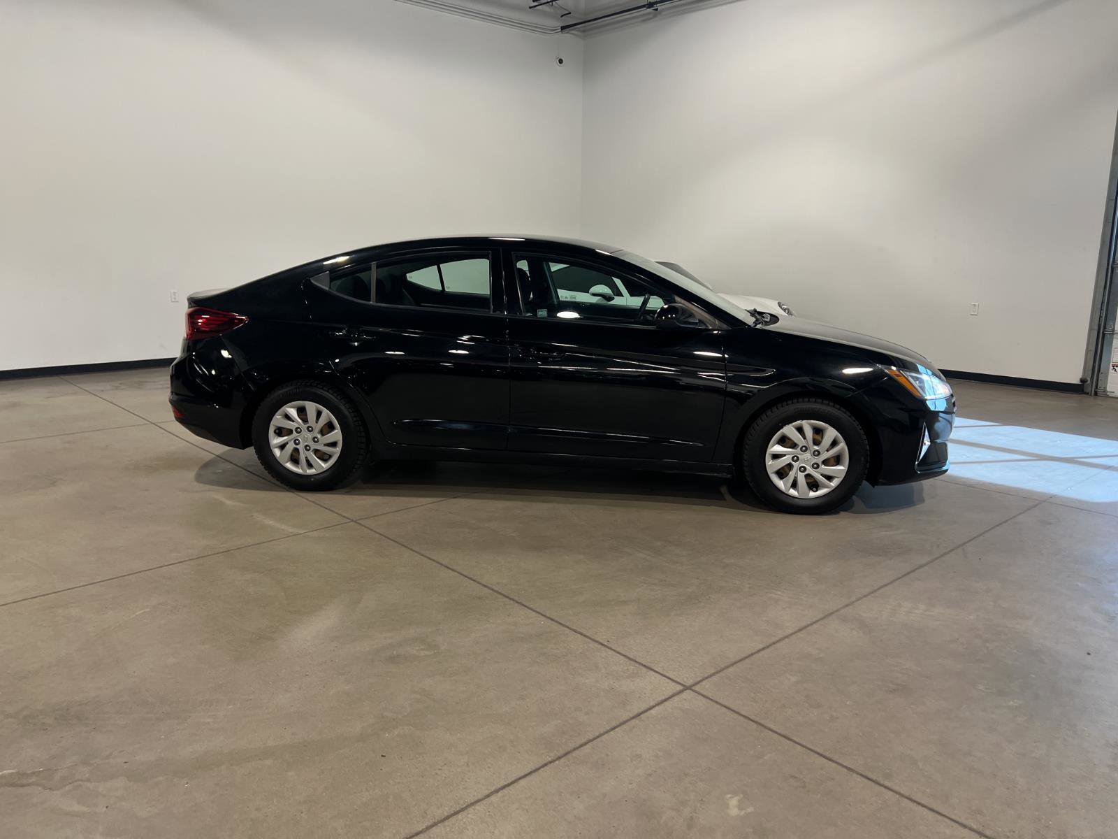 Used 2019 Hyundai Elantra SE w/ Cargo Package FWD image 2