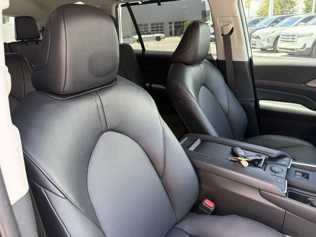 Certified 2024 Toyota Grand Highlander FWD image 17