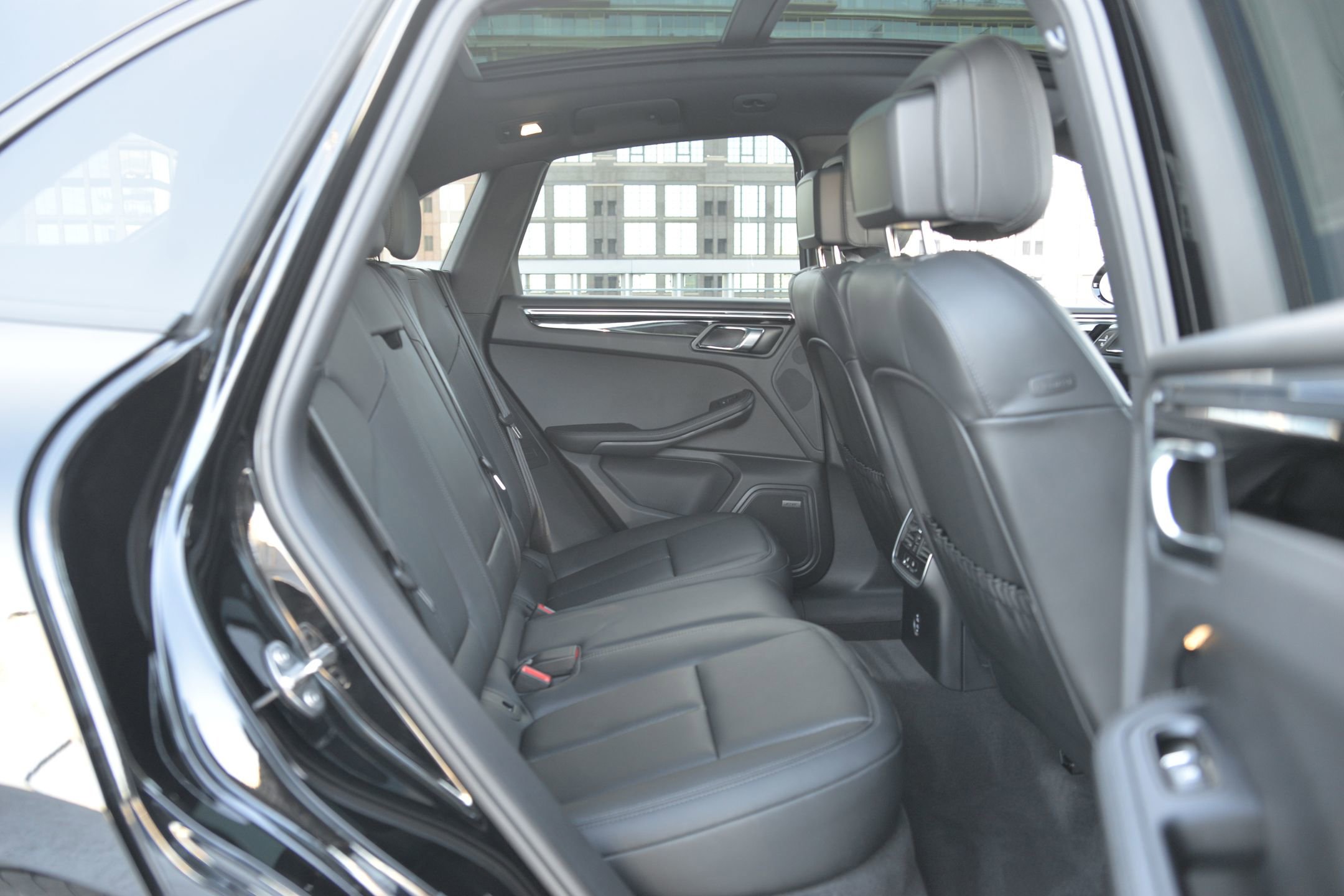 Certified 2025 Porsche Macan image 25