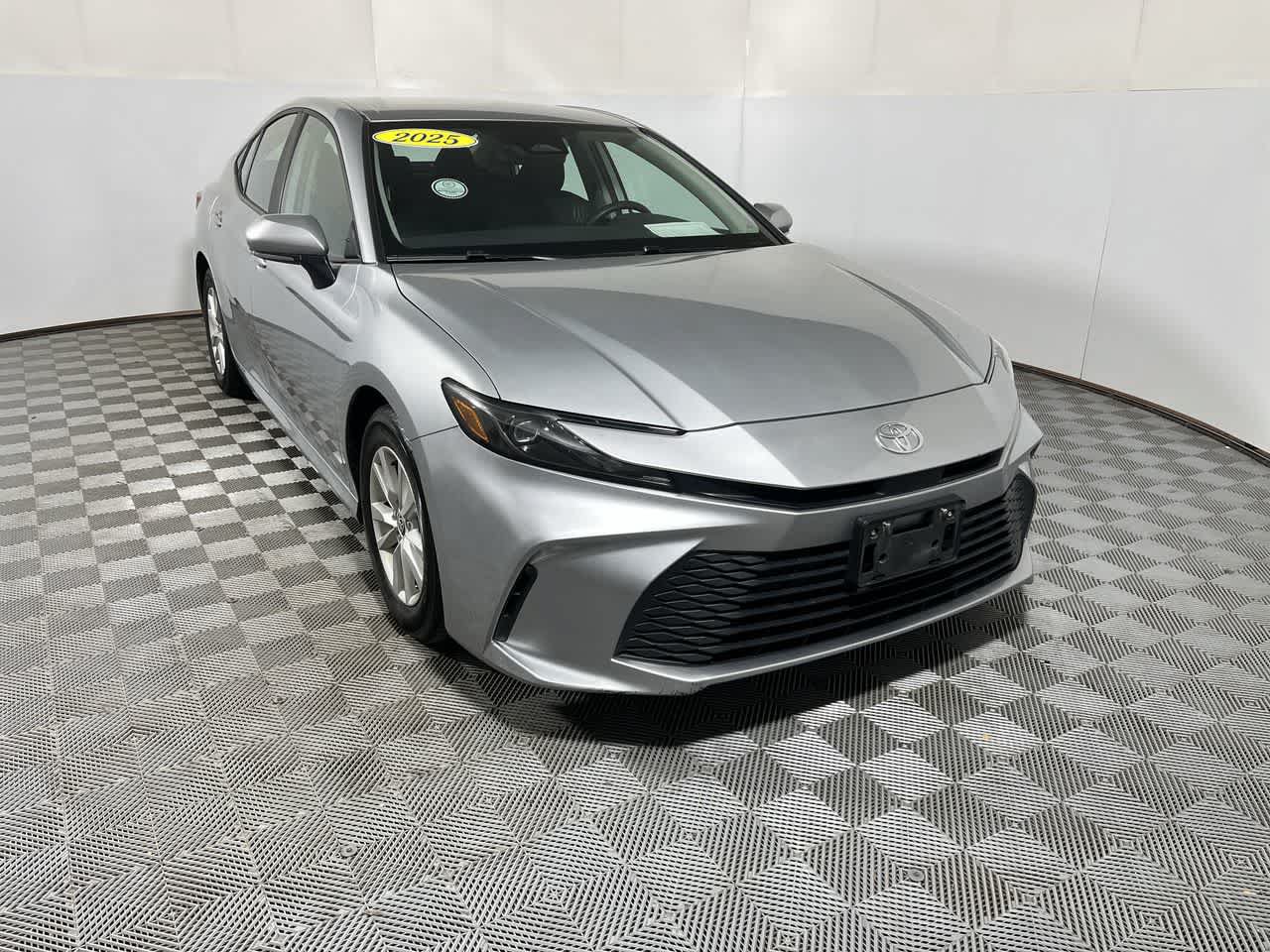 Used 2025 Toyota Camry LE FWD image 2