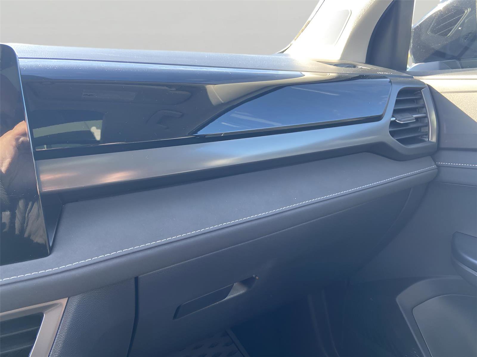 Used 2025 Volkswagen Taos SE image 37