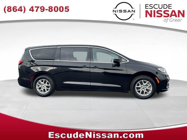 Used 2024 Chrysler Pacifica Touring-L video 2