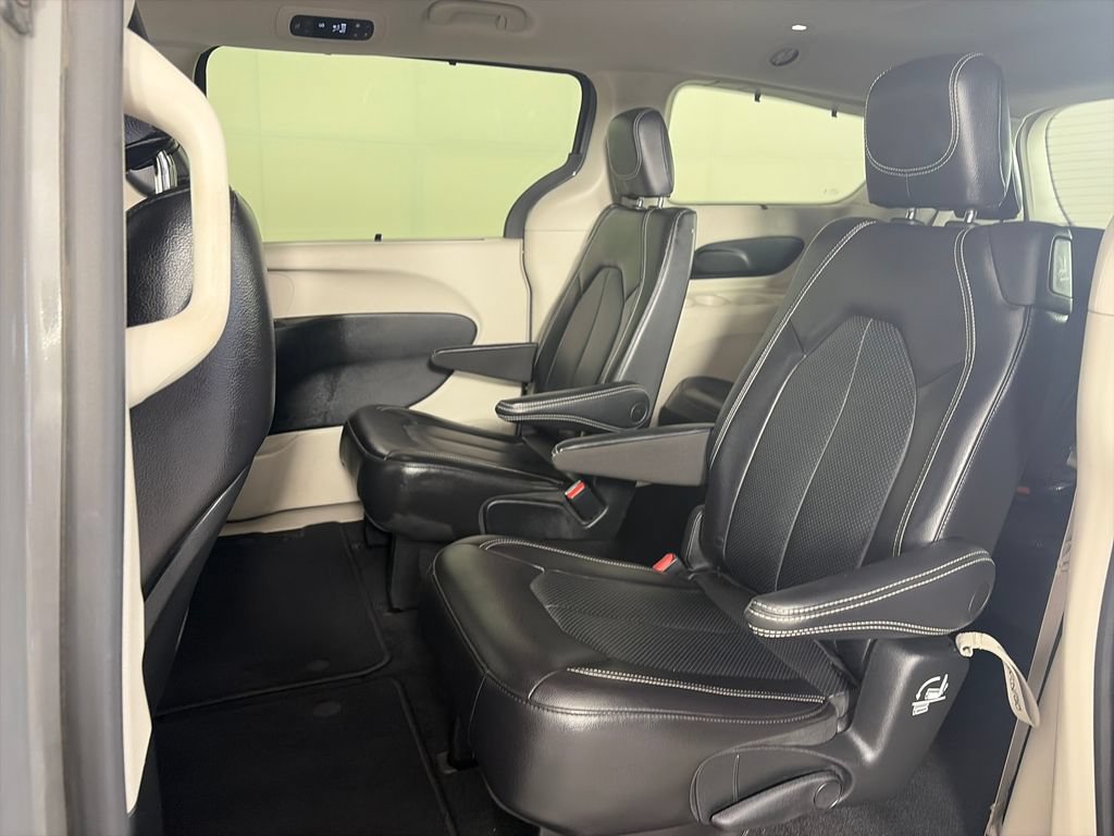 Used 2022 Chrysler Pacifica Touring-L FWD image 12