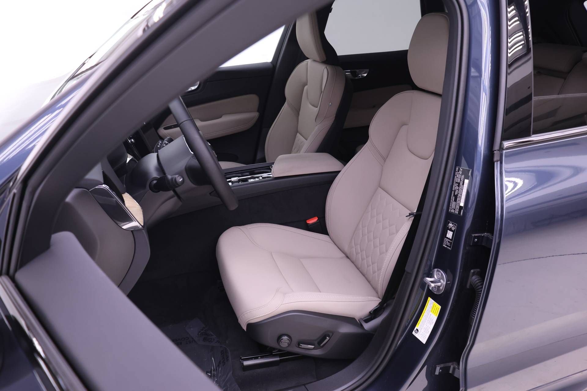 New 2026 Volvo XC60 T8 Plus w/ Climate Package PRO AWD/4WD image 7
