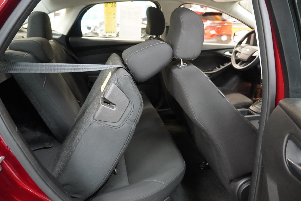 Used 2015 Ford Focus SE FWD image 29