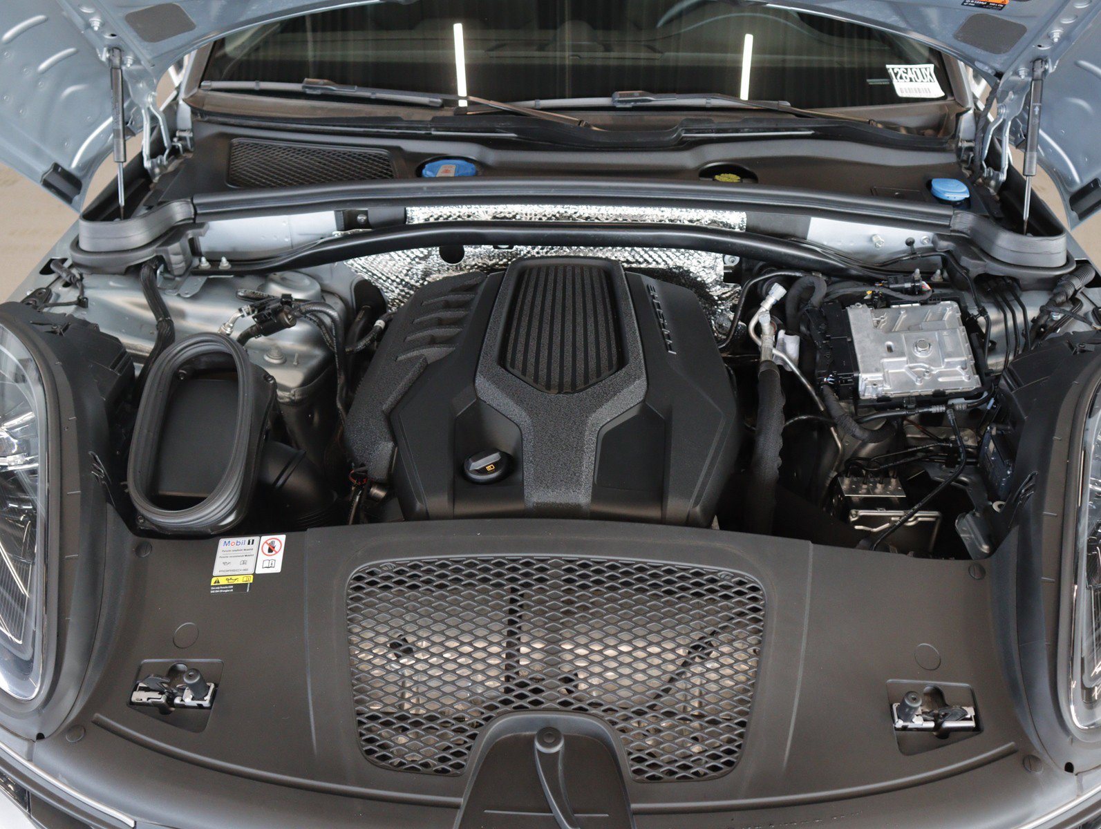 Certified 2023 Porsche Macan AWD/4WD image 22