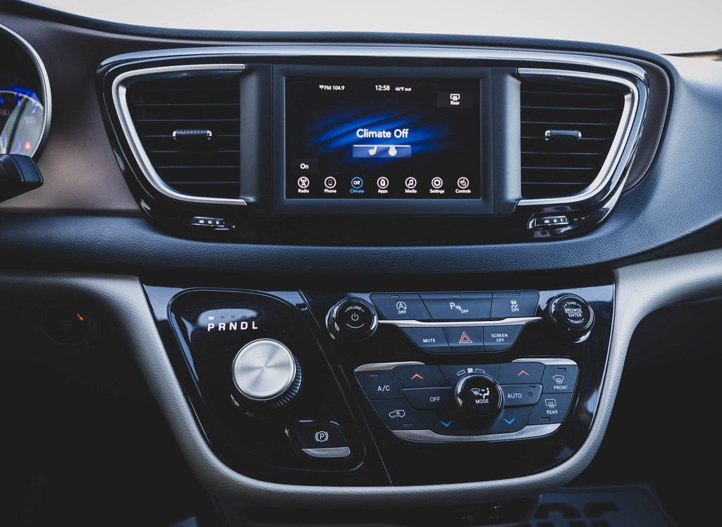 Used 2019 Chrysler Pacifica Touring-L image 4