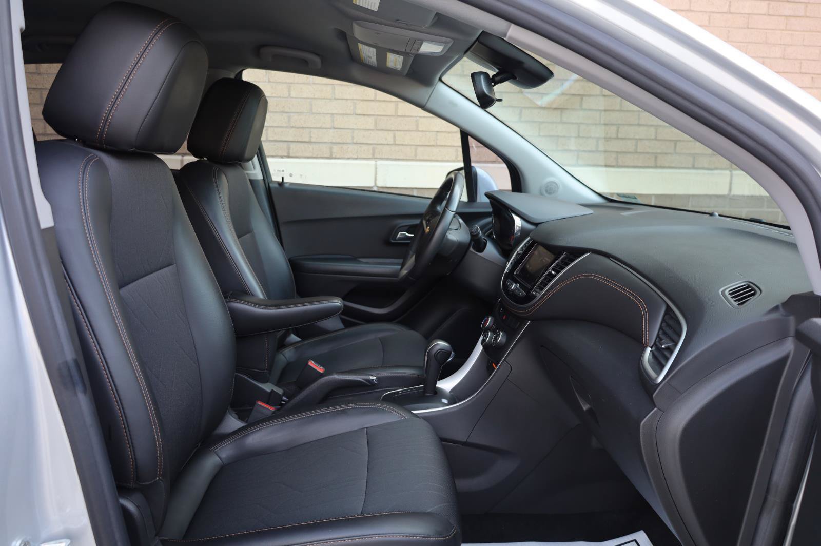 Used 2021 Chevrolet Trax LT w/ LT Convenience Package FWD image 29