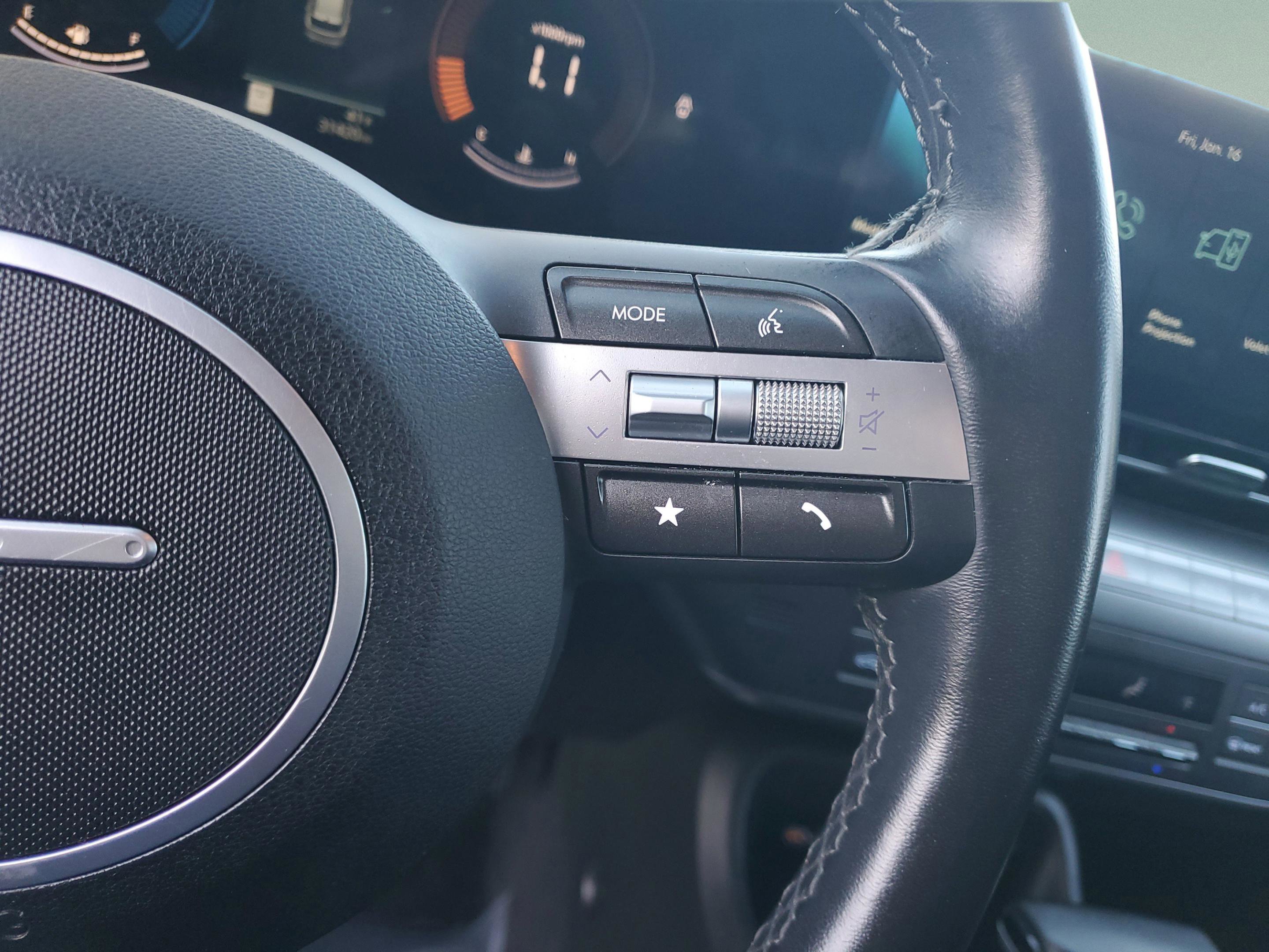 Used 2025 Hyundai Kona SEL image 30