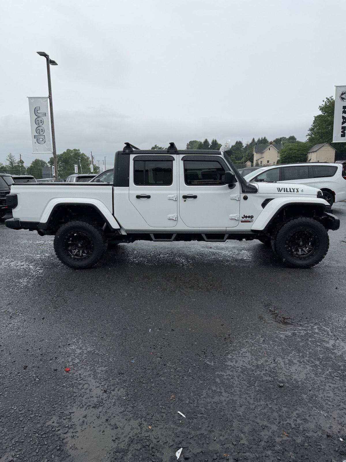 Used 2022 Jeep Gladiator Sport AWD/4WD image 2