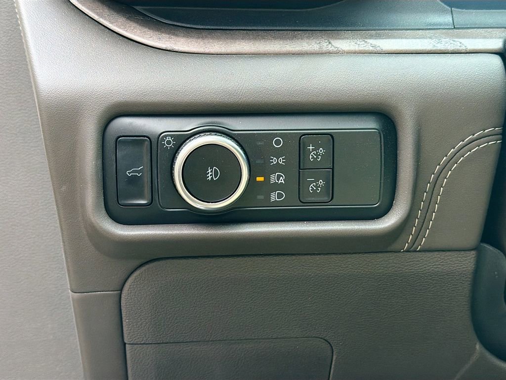 Used 2024 Ford Explorer Platinum w/ Technology Package AWD/4WD image 10