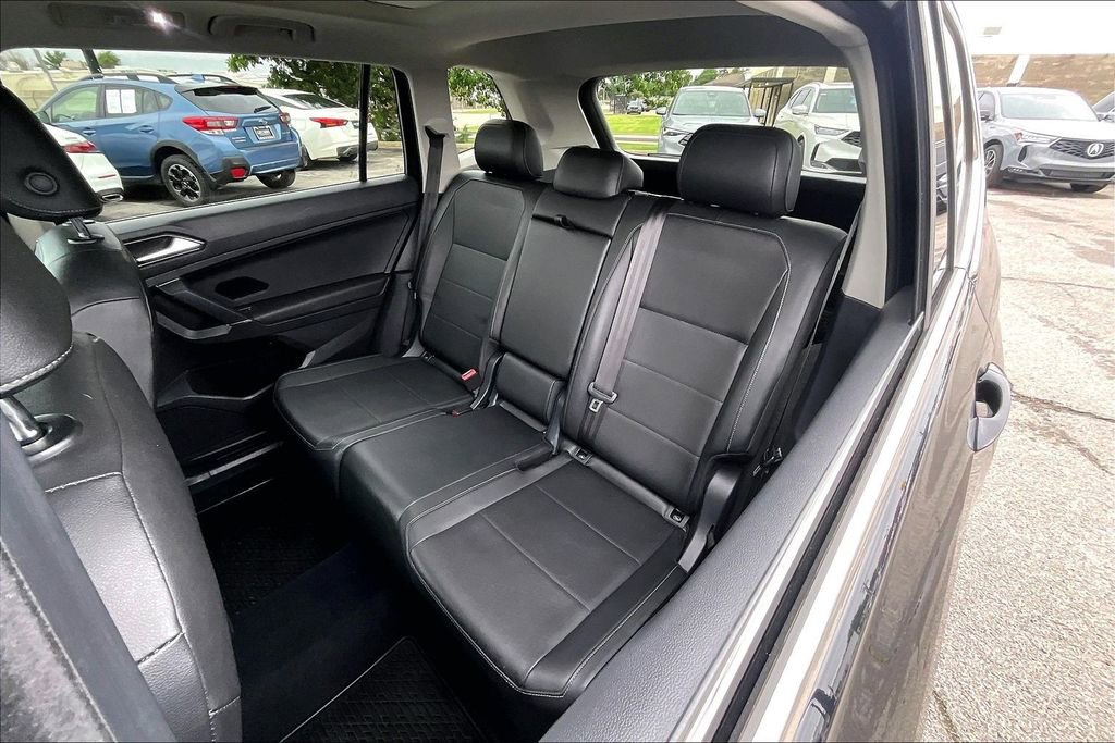 Used 2018 Volkswagen Tiguan SEL AWD/4WD image 35