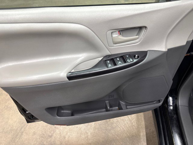 Used 2020 Toyota Sienna L image 28