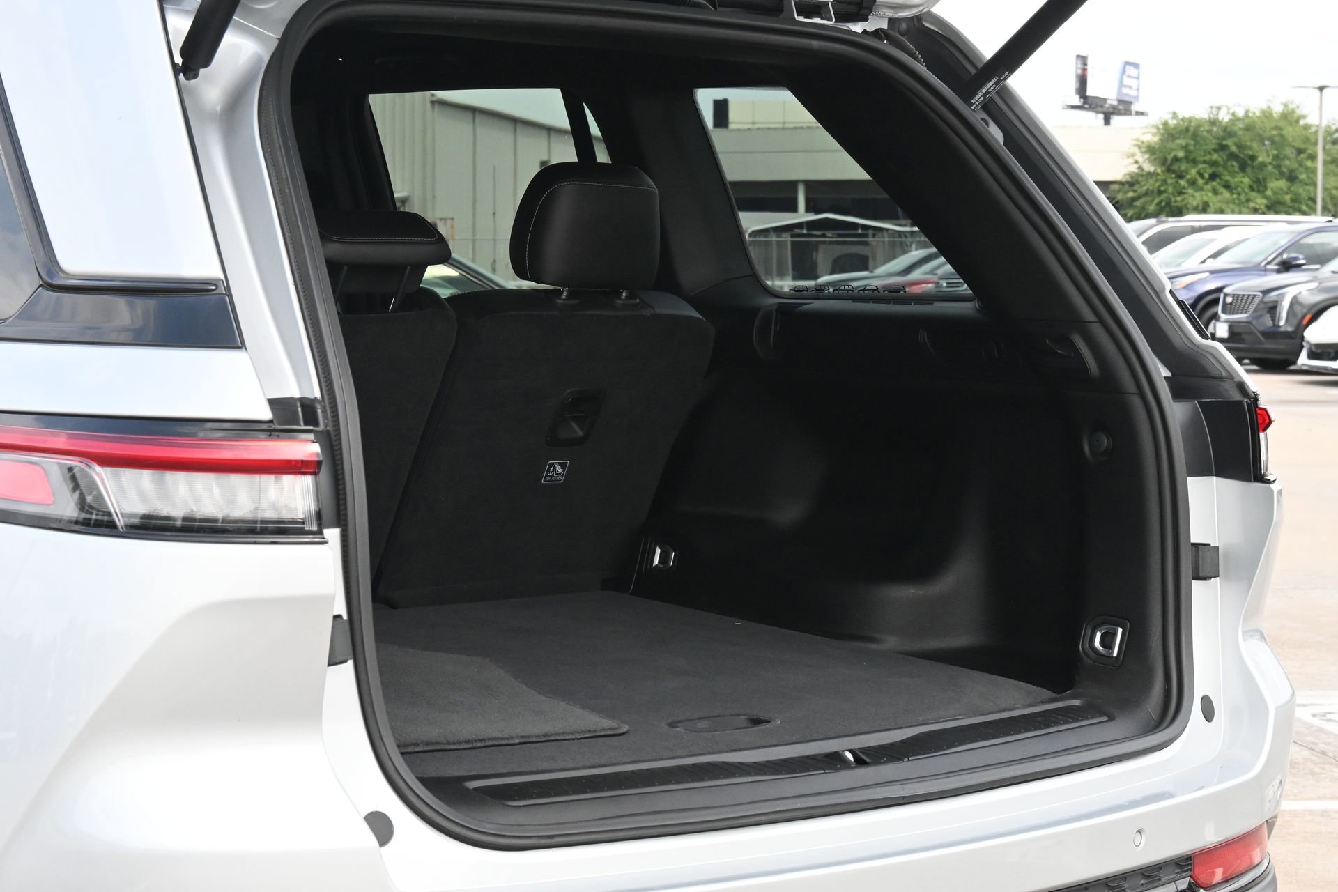 Used 2023 Jeep Grand Cherokee Altitude AWD/4WD image 20