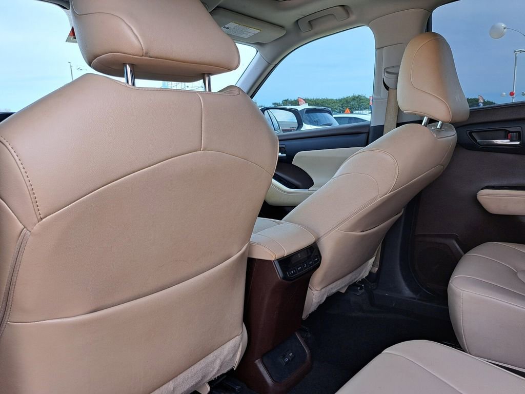 Used 2022 Toyota Highlander XLE FWD image 23