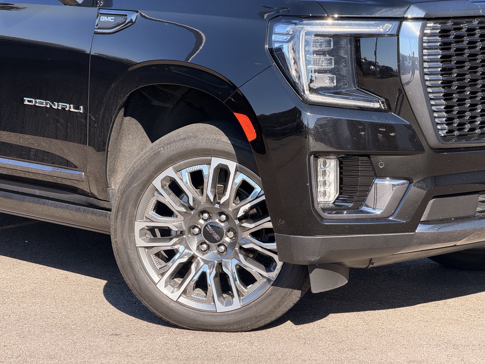 Used 2023 GMC Yukon XL Denali Ultimate AWD/4WD image 3