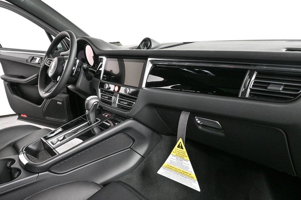Certified 2026 Porsche Macan AWD/4WD image 25