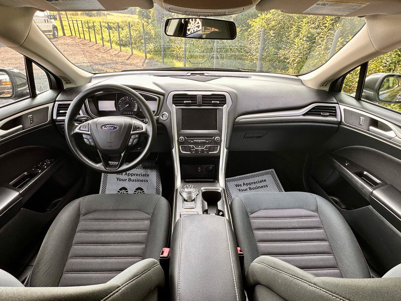 Used 2017 Ford Fusion SE w/ Fusion SE Technology Package FWD image 9