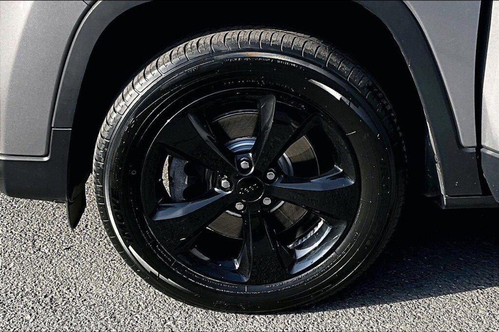 Used 2019 Jeep Cherokee Latitude Plus AWD/4WD image 16