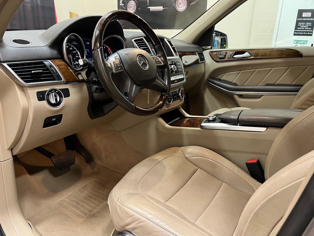 Used 2015 Mercedes-Benz GL 550 4MATIC image 28