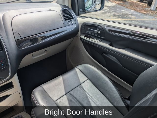 Used 2016 Chrysler Town & Country Touring-L FWD image 22