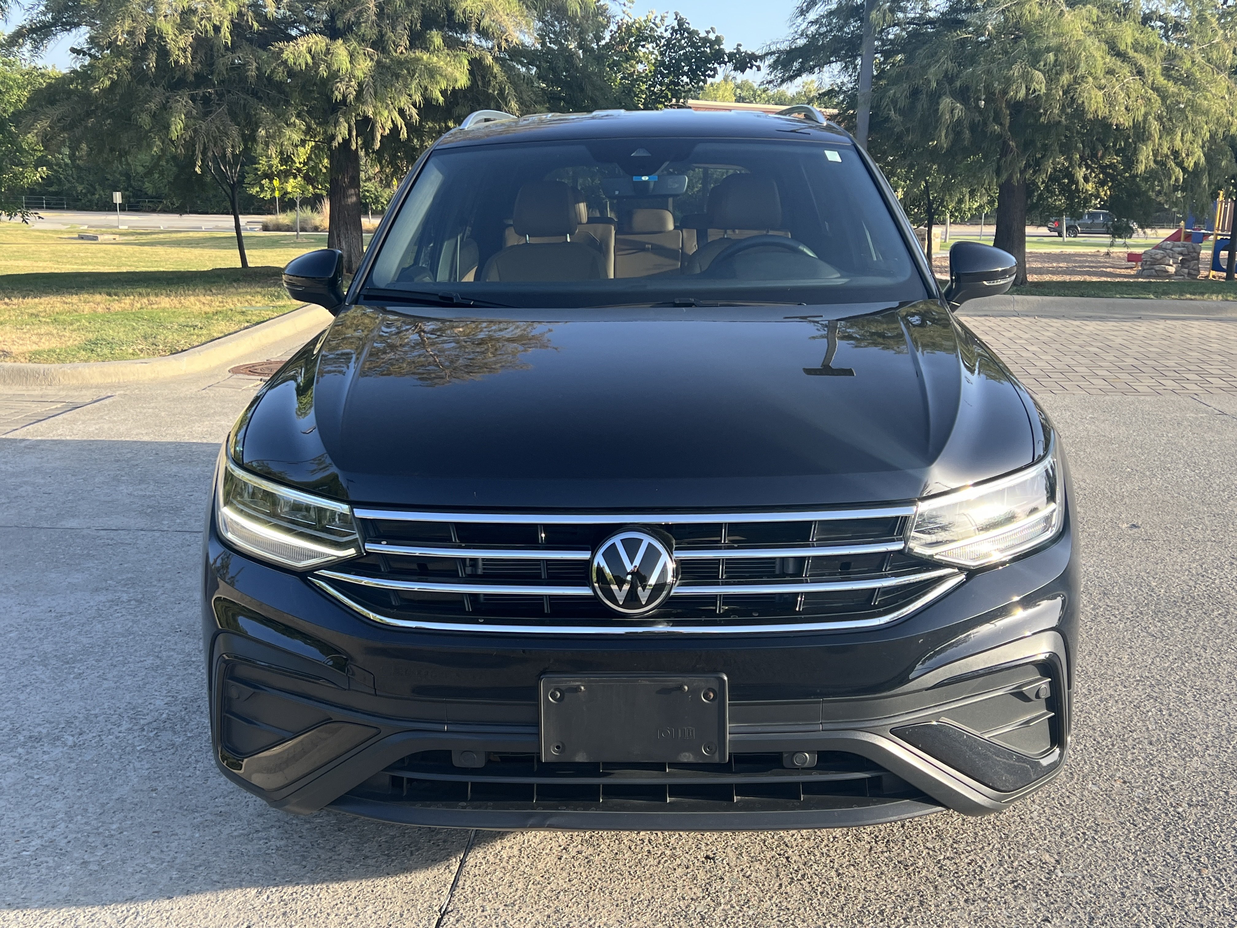 Used 2024 Volkswagen Tiguan SE w/ MDO Package, Three-Row FWD image 3