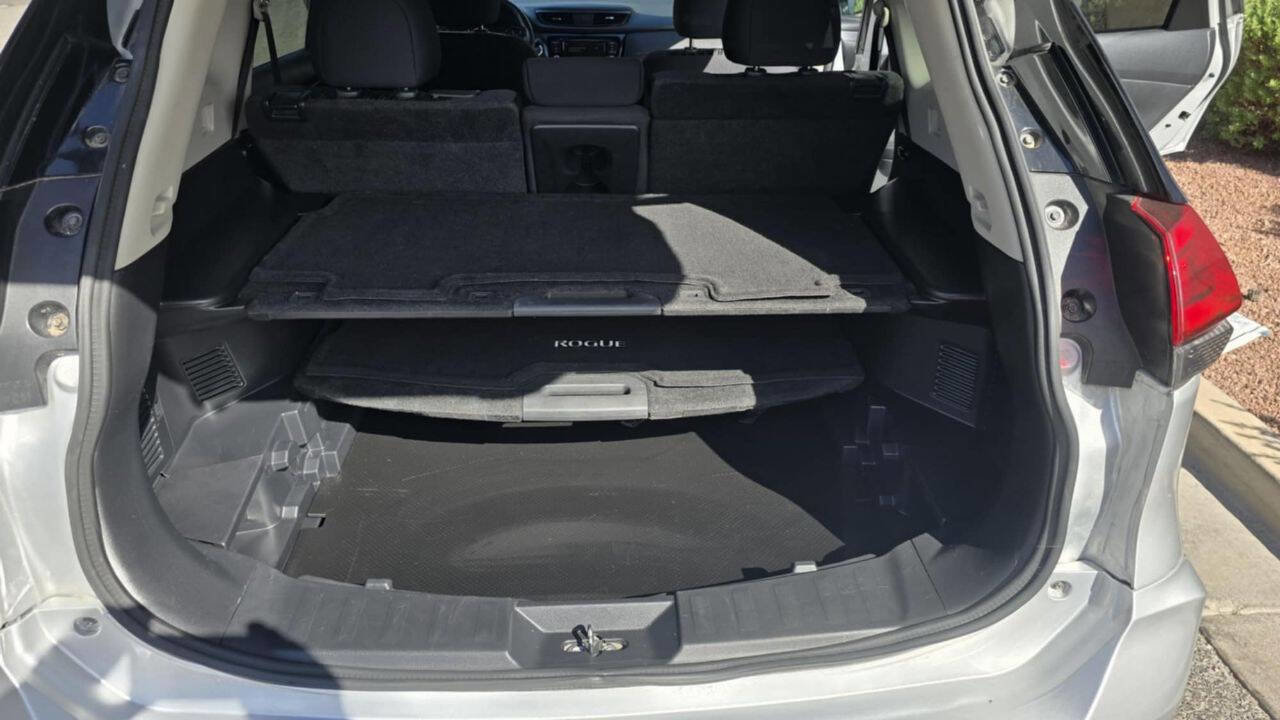 Used 2018 Nissan Rogue SV image 21