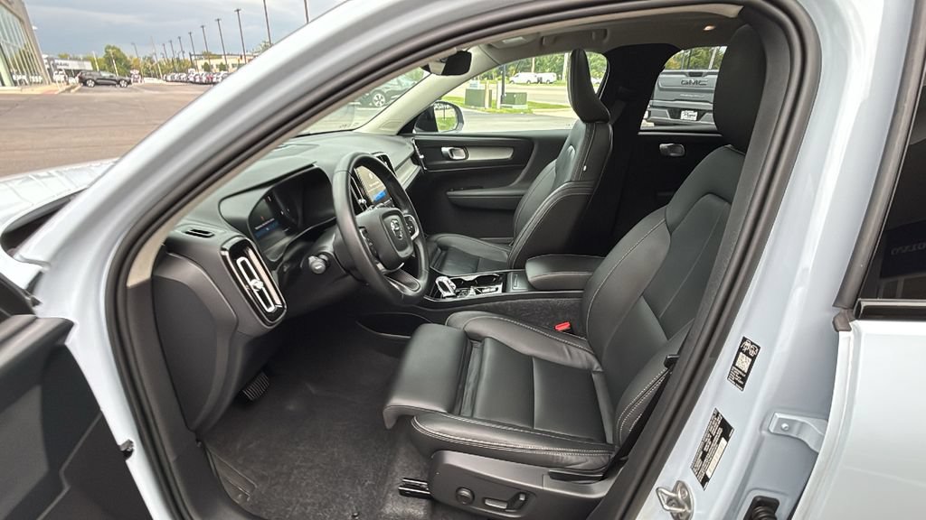 Used 2026 Volvo XC40 B5 Plus AWD/4WD image 25
