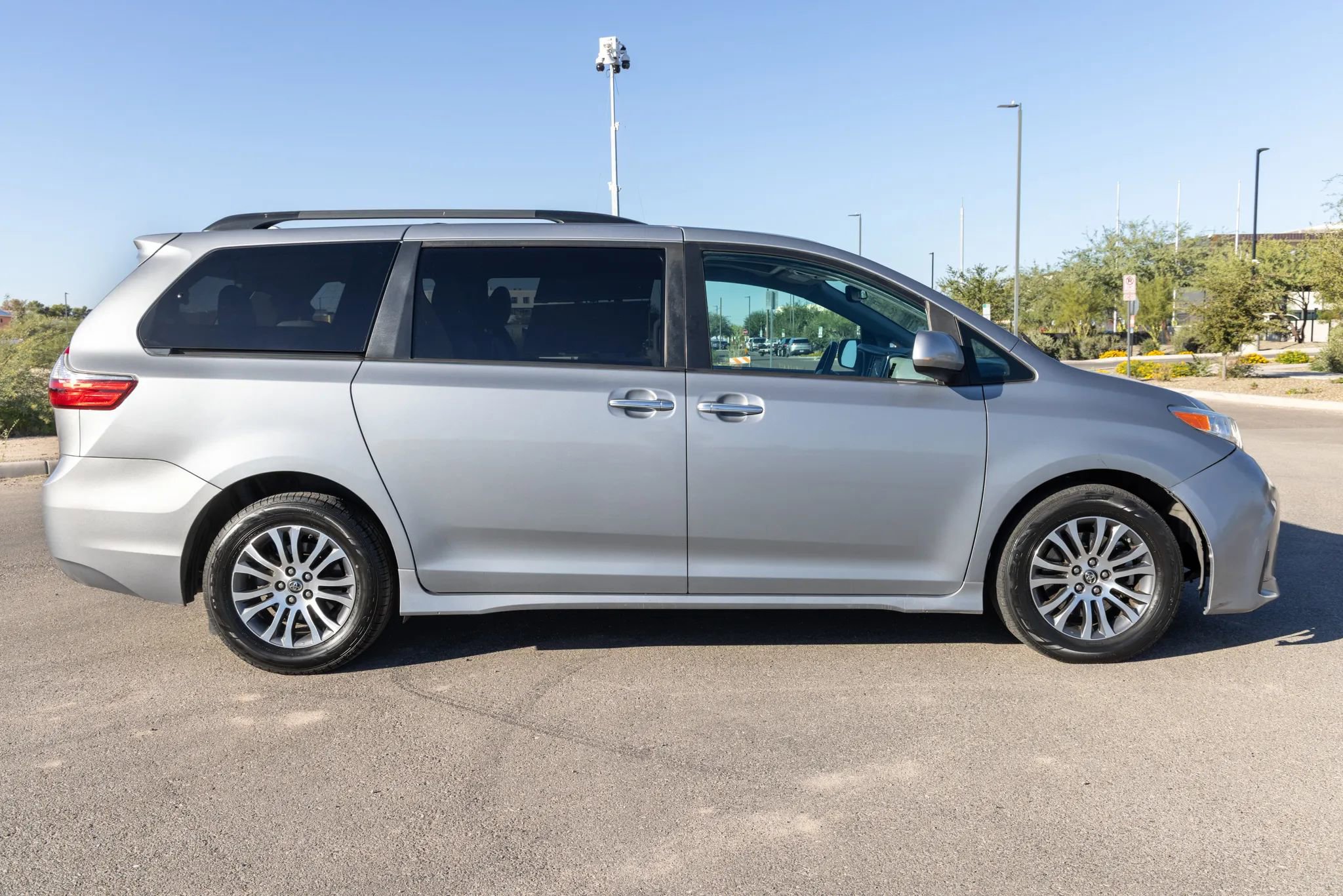 Used 2018 Toyota Sienna XLE image 6