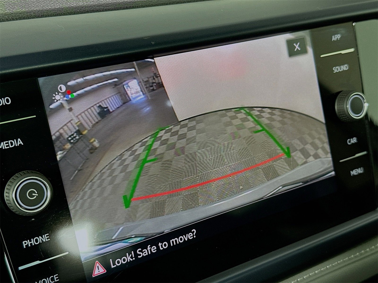 Used 2024 Volkswagen Taos SE w/ Panoramic Sunroof Package image 14